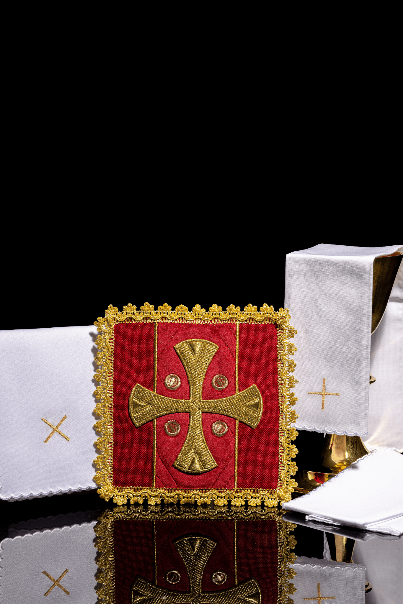 Red chalice linen embroidered on velvet S - 5568/02 - HAFTINAUSA.COM