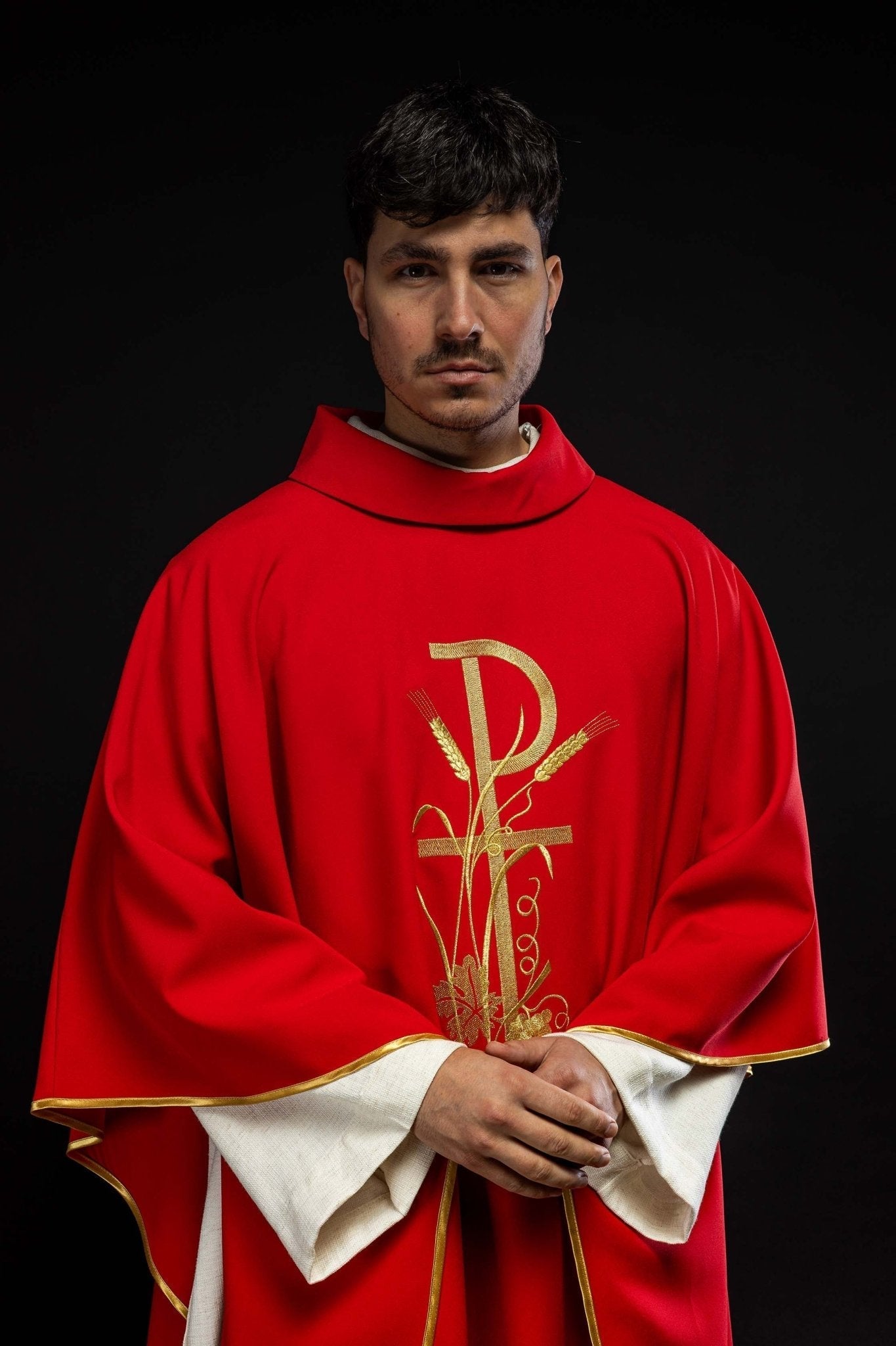 Red chasuble with golden cross embroidery KOR/026/02/12 CZERWONY - HAFTINAUSA.COM