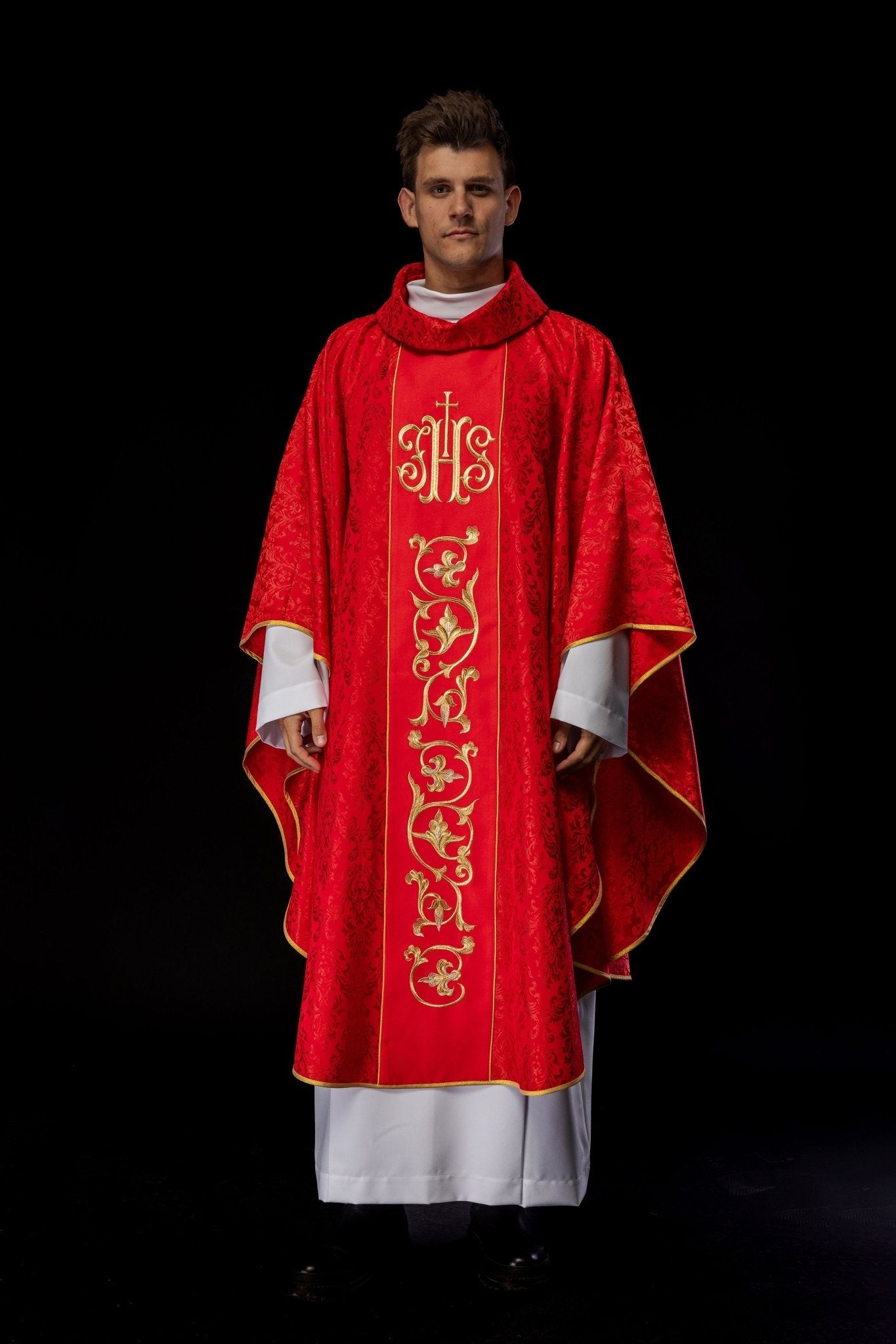 Red chasuble with JHS motif made of decorative texture S - 7059 - 02 - 67 - HAFTINAUSA.COM