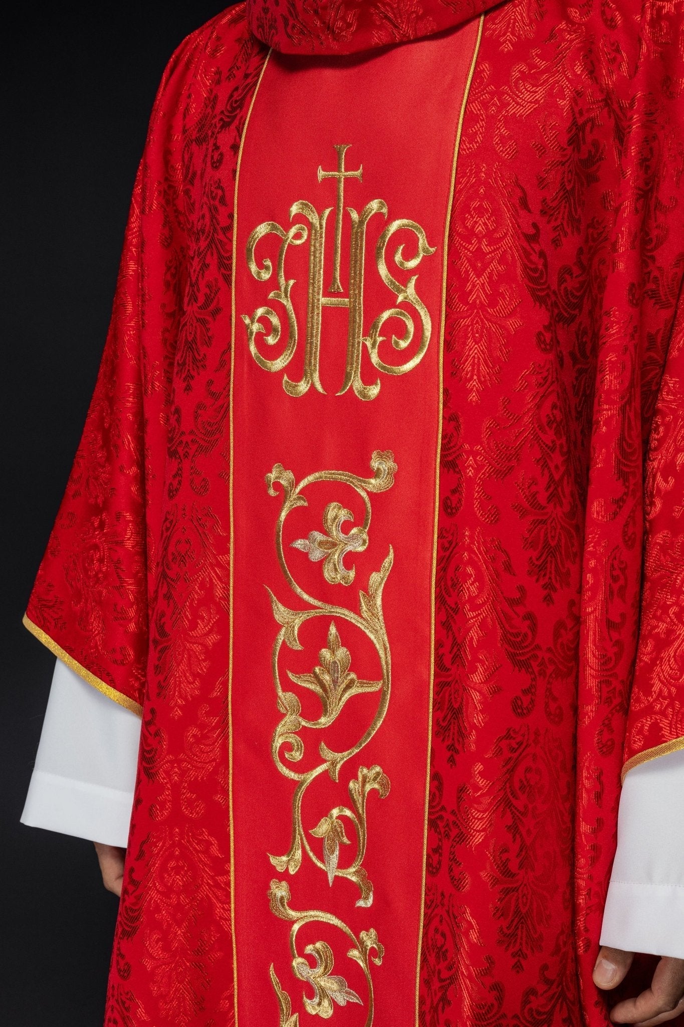 Red chasuble with JHS motif made of decorative texture S - 7059 - 02 - 67 - HAFTINAUSA.COM