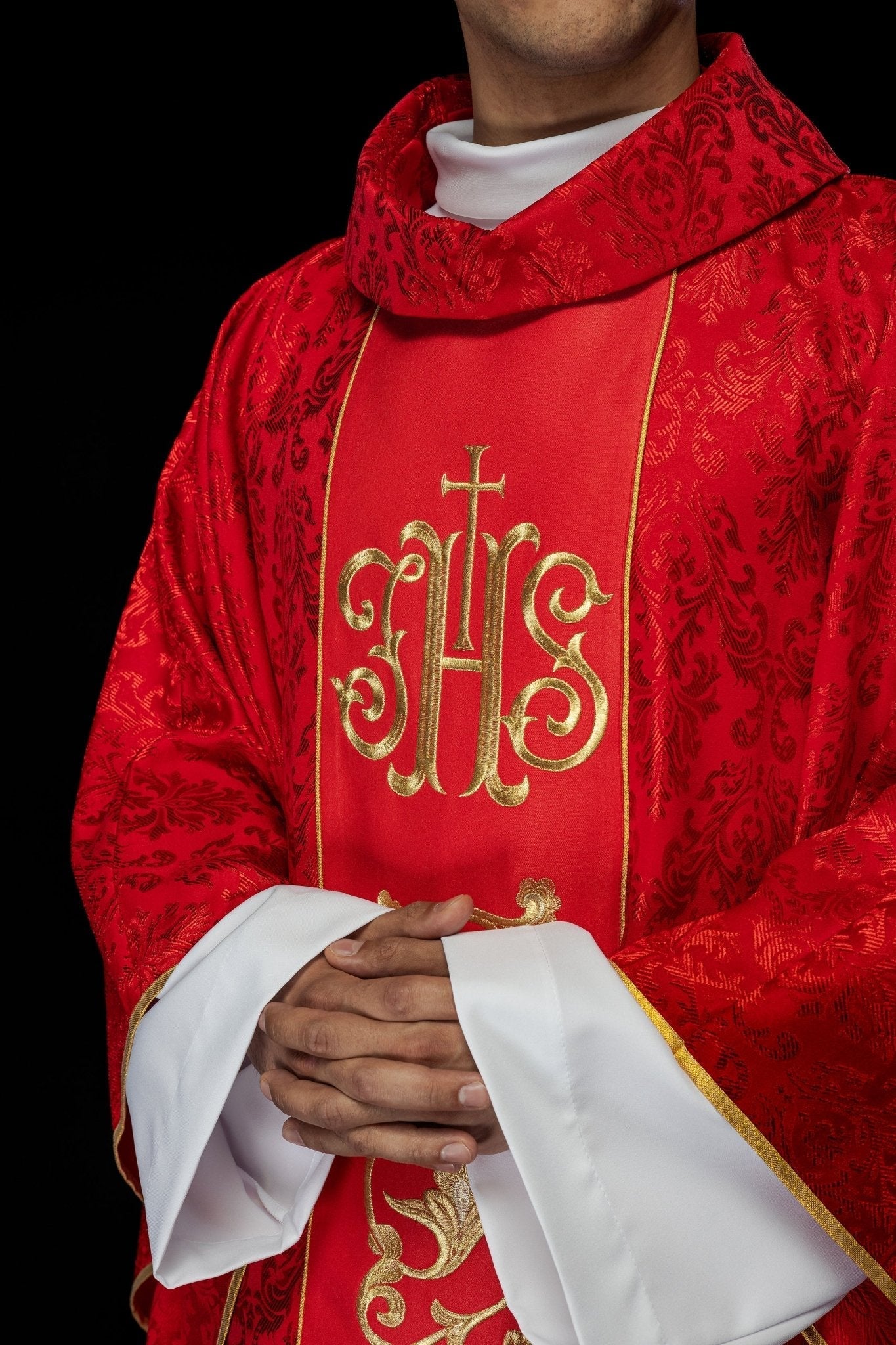 Red chasuble with JHS motif made of decorative texture S - 7059 - 02 - 67 - HAFTINAUSA.COM