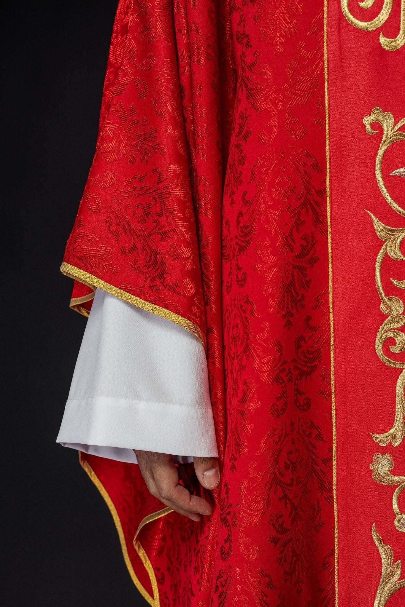 Red chasuble with JHS motif made of decorative texture S - 7059 - 02 - 67 - HAFTINAUSA.COM