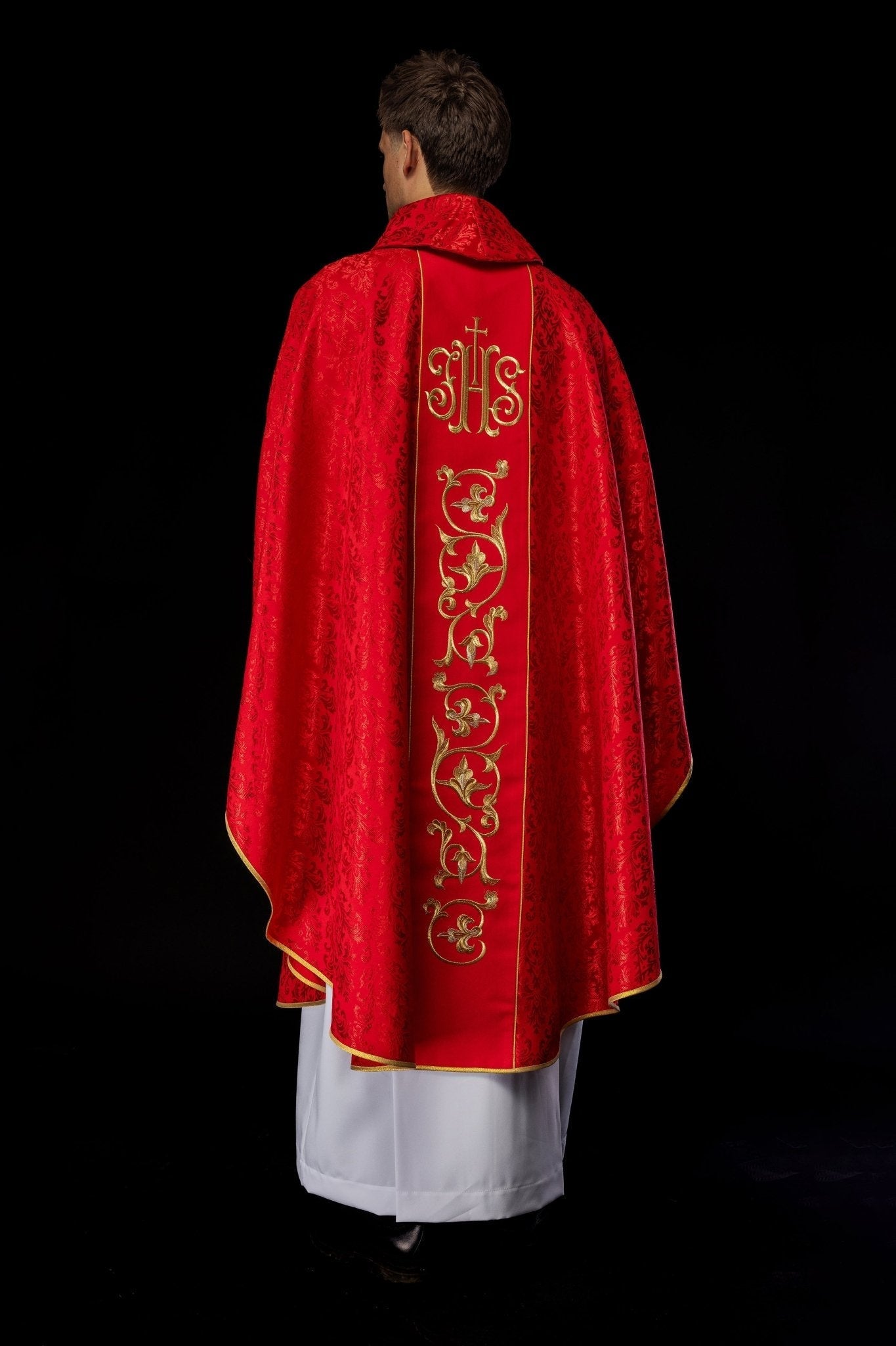 Red chasuble with JHS motif made of decorative texture S - 7059 - 02 - 67 - HAFTINAUSA.COM