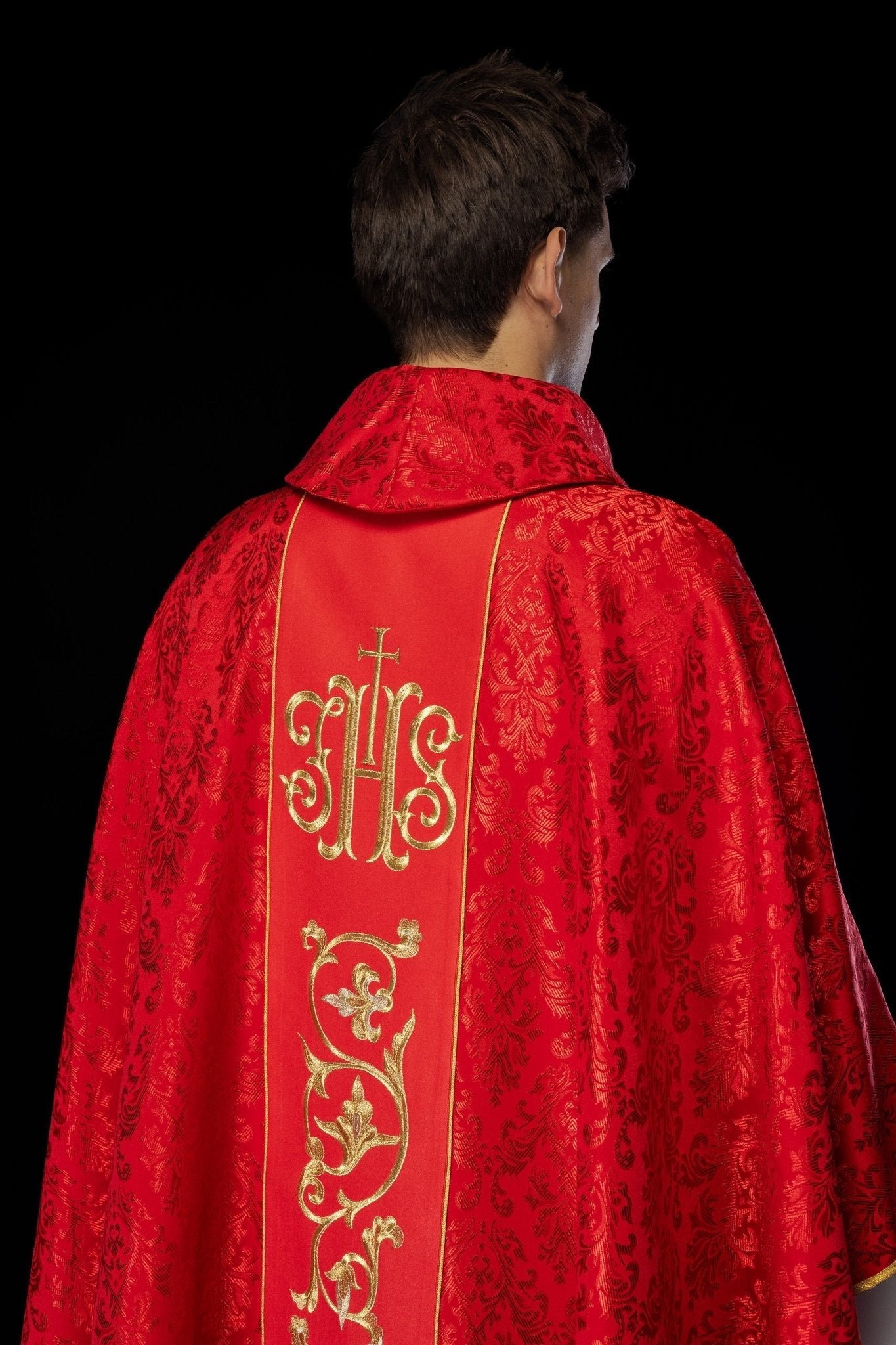 Red chasuble with JHS motif made of decorative texture S - 7059 - 02 - 67 - HAFTINAUSA.COM