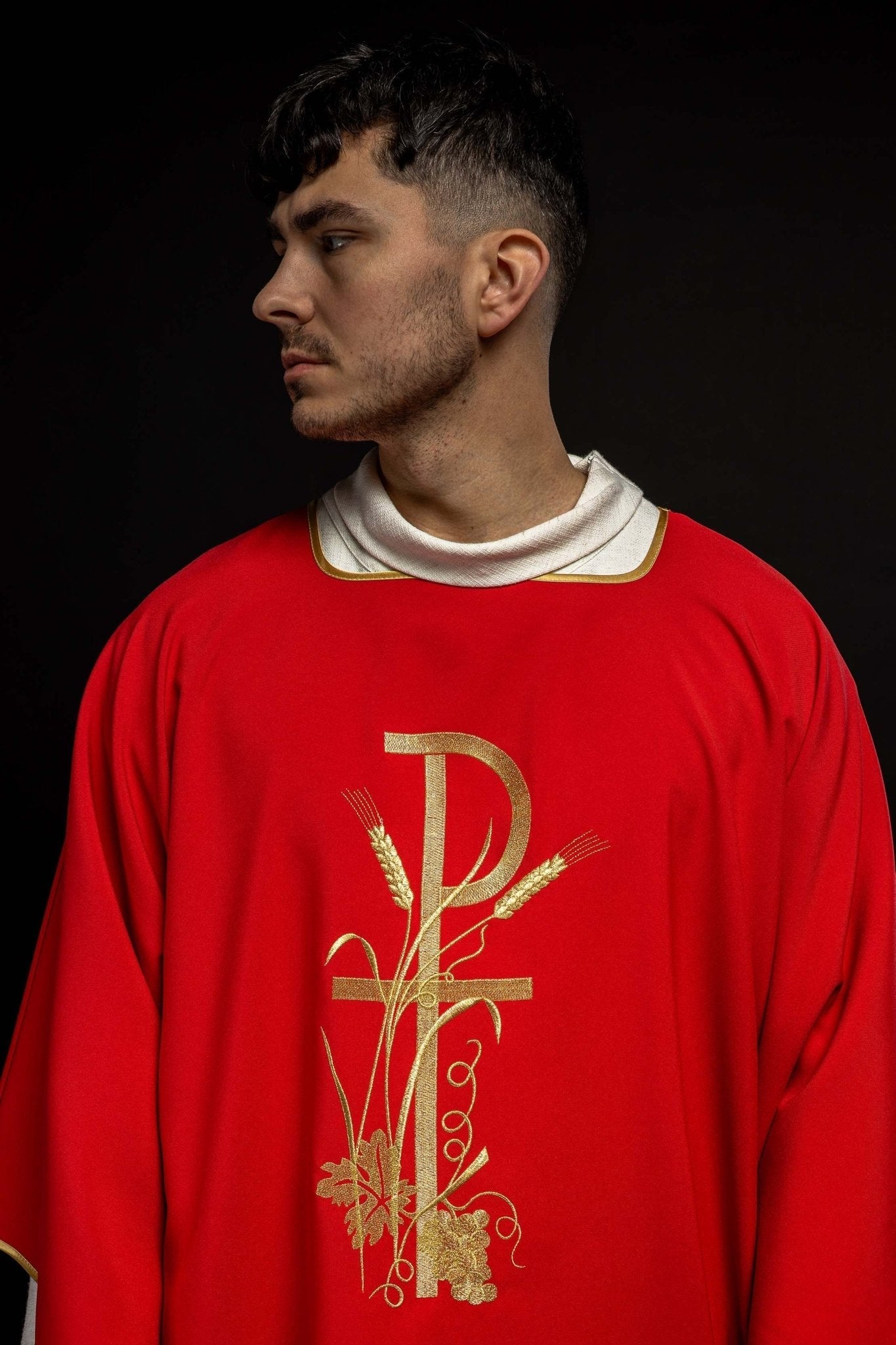 Red dalmatic with golden embroidery of the Pax cross KDL/026/02/12/D CZERWONY DALMATYK - HAFTINAUSA.COM