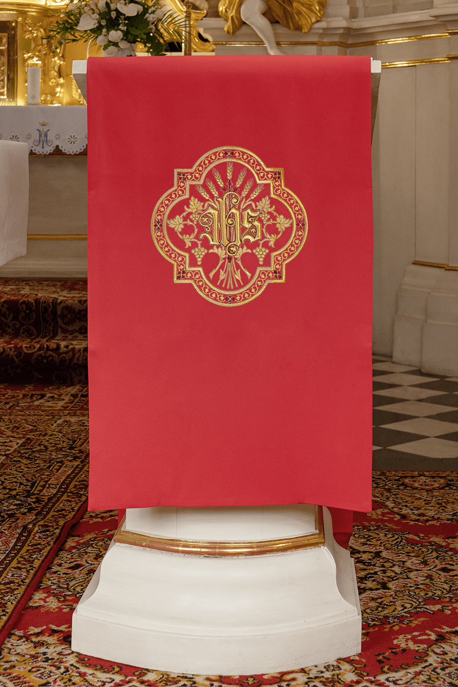 Red lectern cover with golden embroidery IHS KMO/004/02/01 CZERWONY 55*250 - HAFTINAUSA.COM