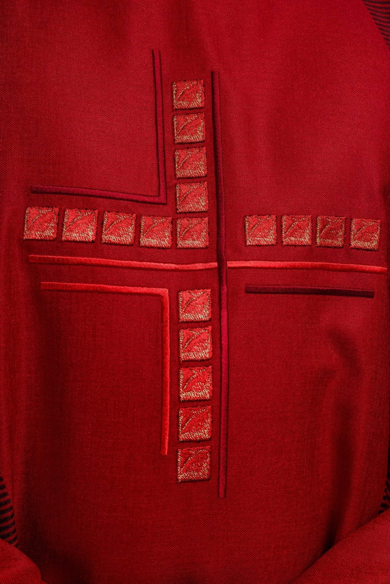 Red printed chasuble with embroidered cross HA7036 - 02 CZERWONY - HAFTINAUSA.COM