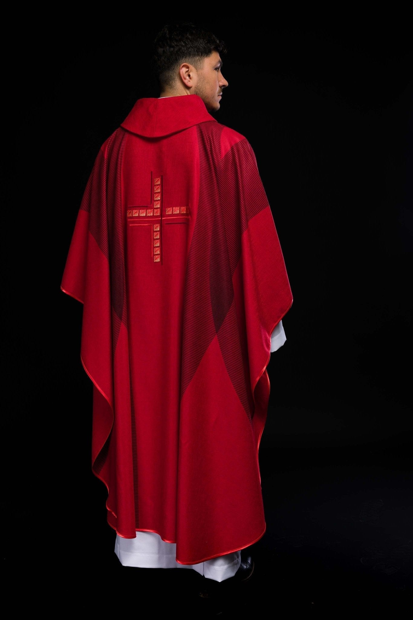 Red printed chasuble with embroidered cross HA7036 - 02 CZERWONY - HAFTINAUSA.COM