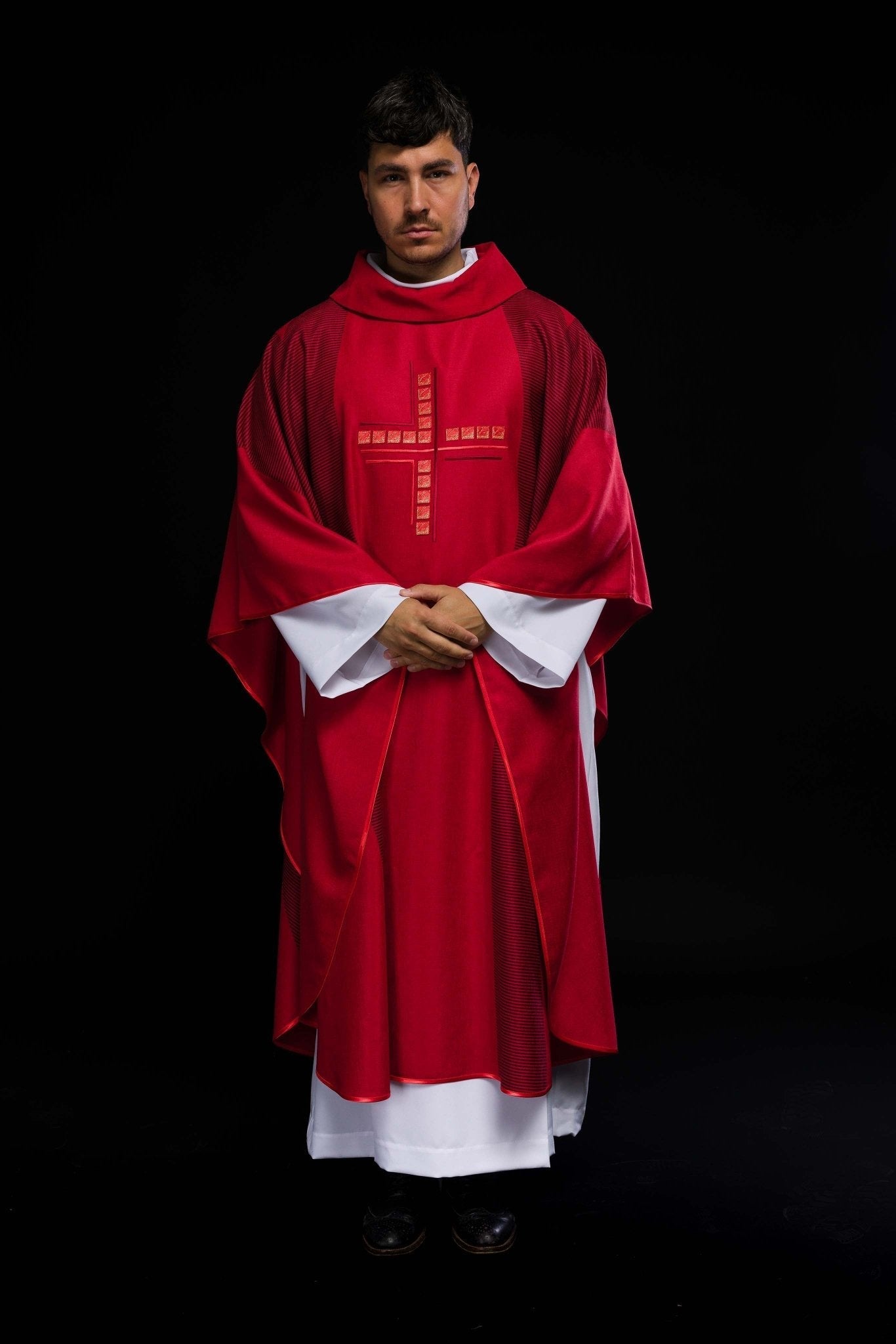 Red printed chasuble with embroidered cross HA7036 - 02 CZERWONY - HAFTINAUSA.COM