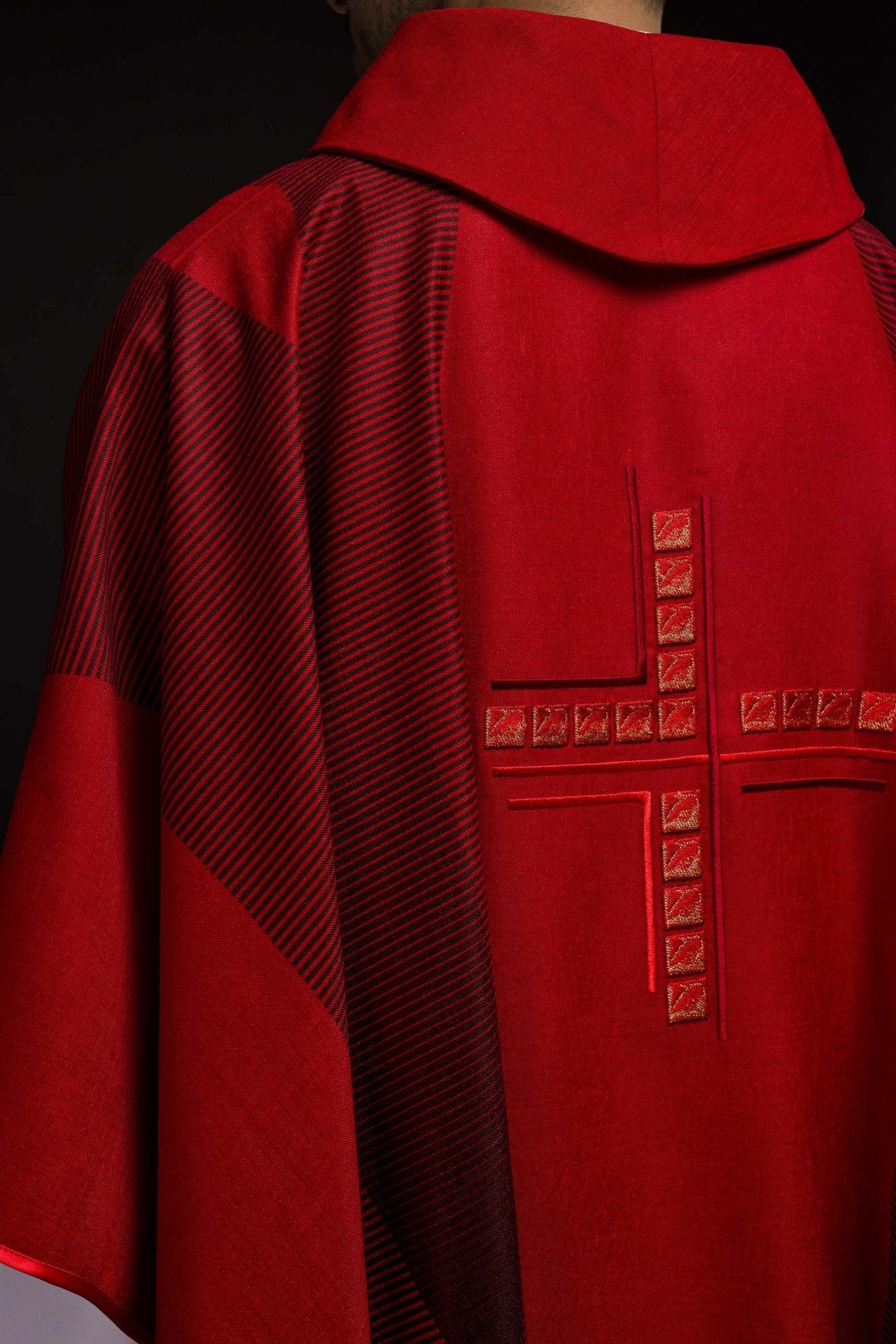 Red printed chasuble with embroidered cross HA7036 - 02 CZERWONY - HAFTINAUSA.COM