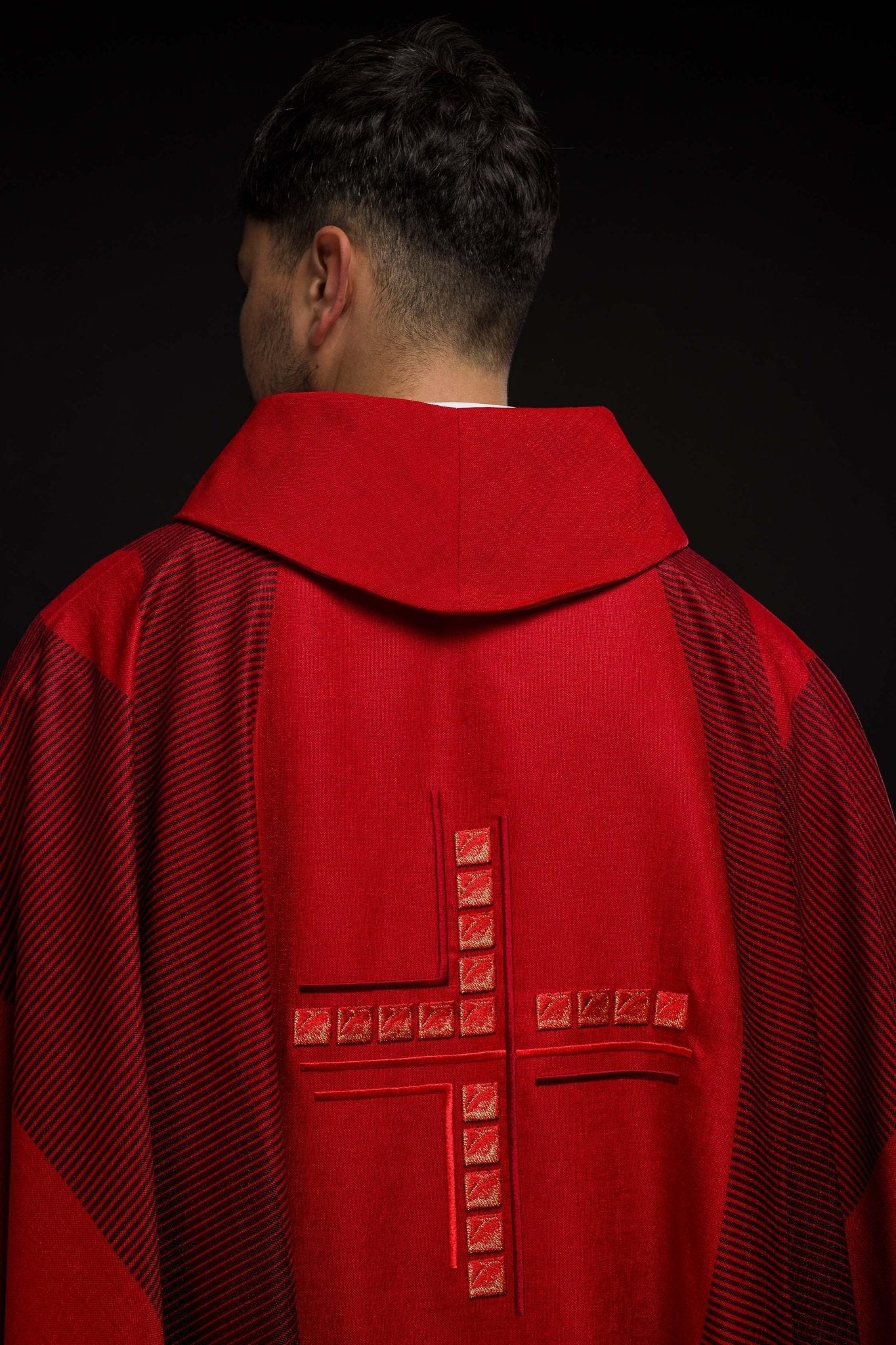 Red printed chasuble with embroidered cross HA7036 - 02 CZERWONY - HAFTINAUSA.COM
