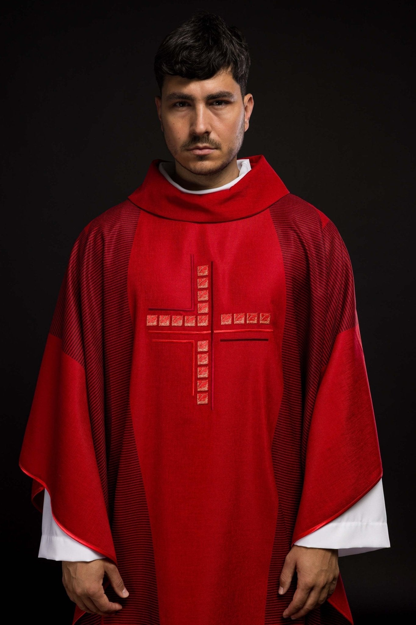 Red printed chasuble with embroidered cross HA7036 - 02 CZERWONY - HAFTINAUSA.COM