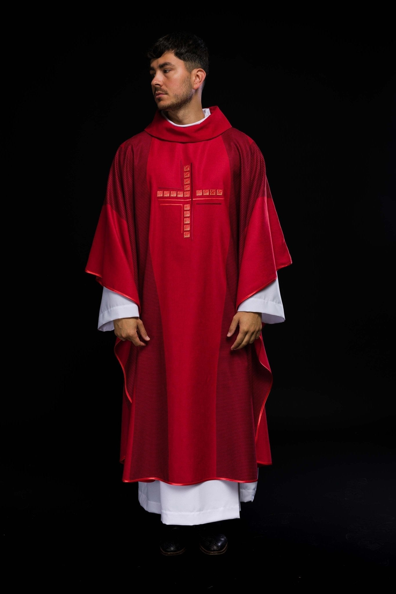 Red printed chasuble with embroidered cross HA7036 - 02 CZERWONY - HAFTINAUSA.COM