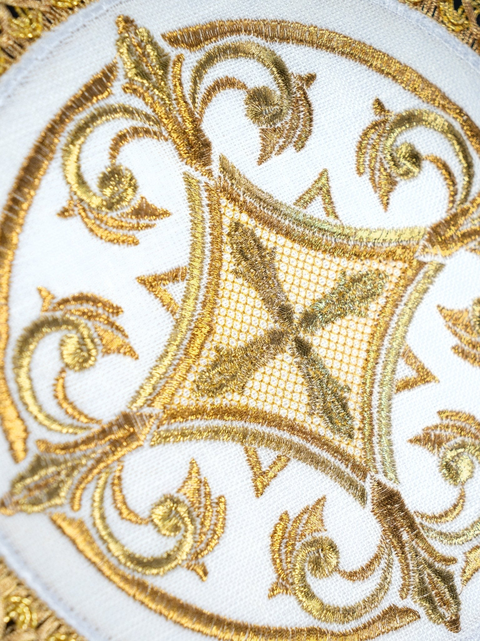 Richly decorated altar linens set with cross embroidery on round toe S - 5022 - HAFTINAUSA.COM