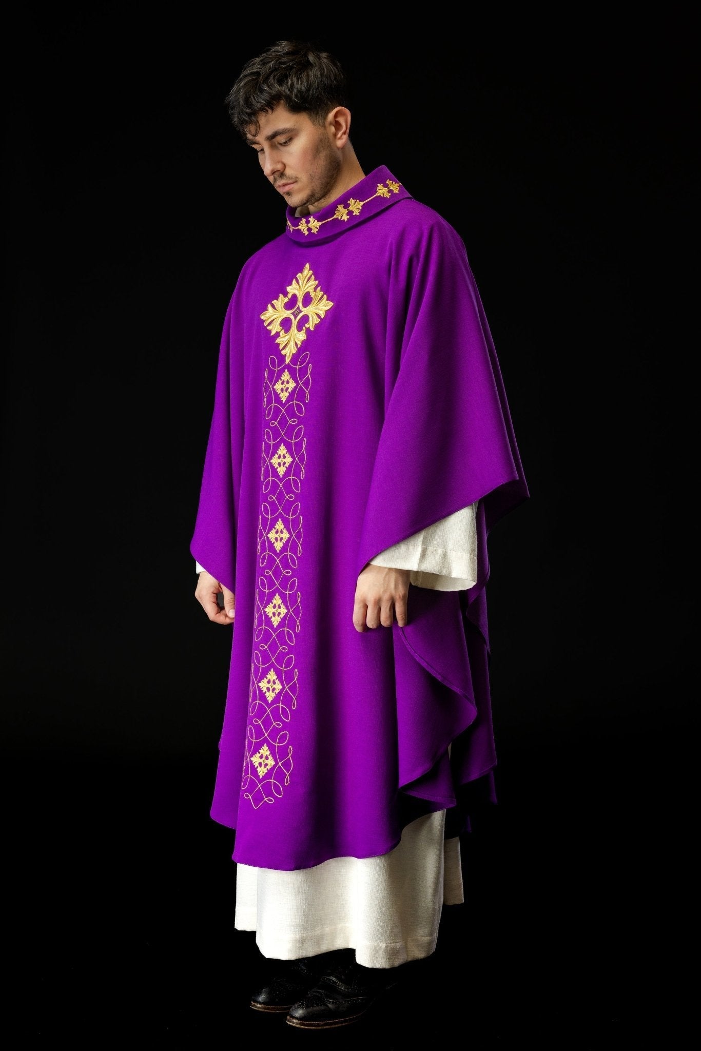 Richly embroidered chasuble with cord and stones LE/7018/03 - HAFTINAUSA.COM