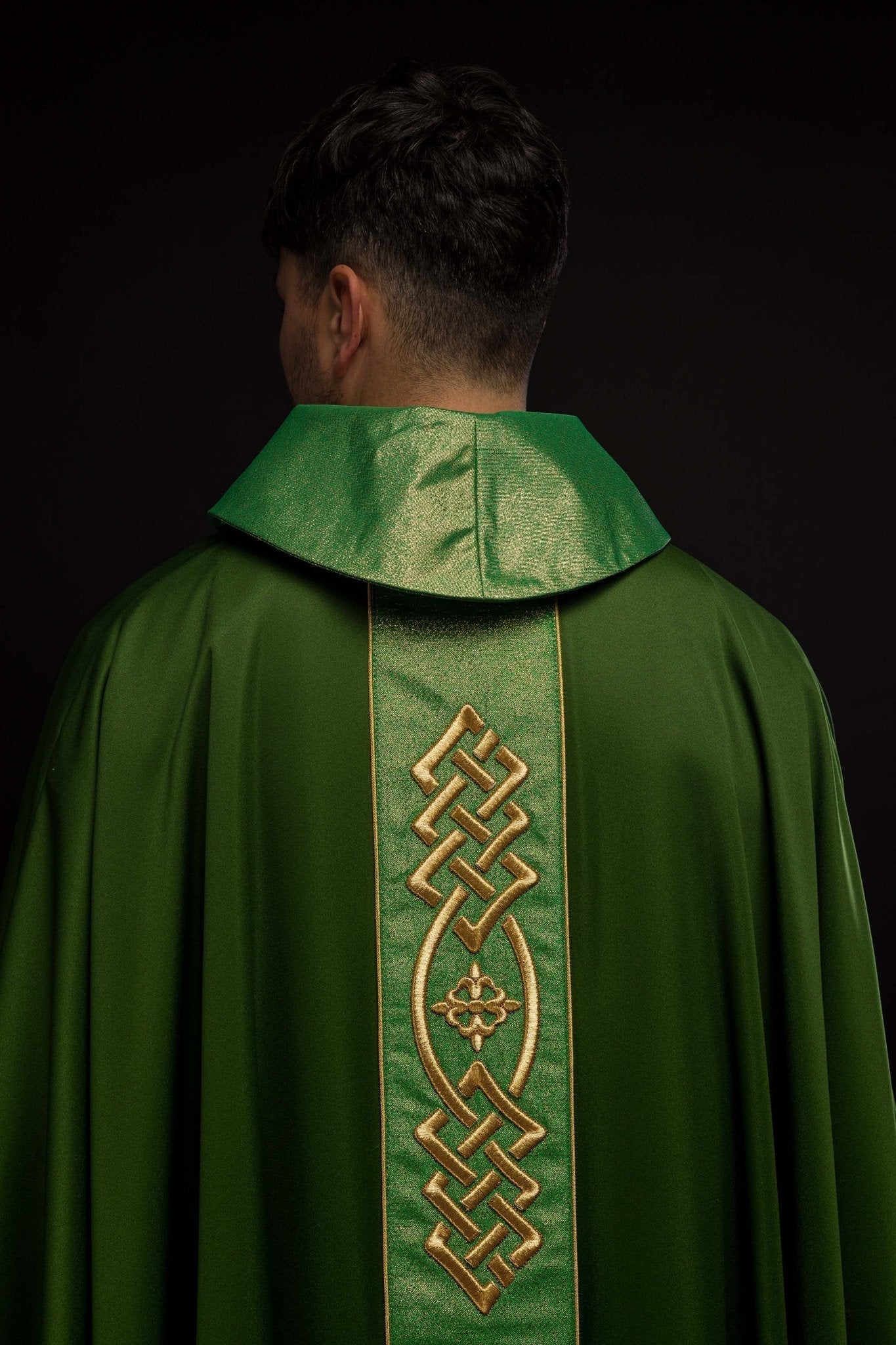 Richly embroidered green chasuble KOR/266/01/53 - HAFTINAUSA.COM