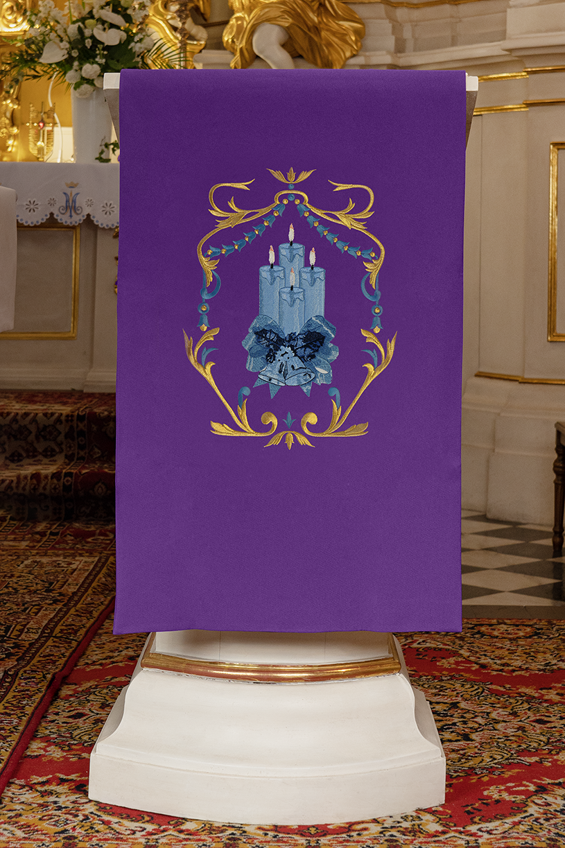 Advent lectern cover embroidered with Candle motifs in purple