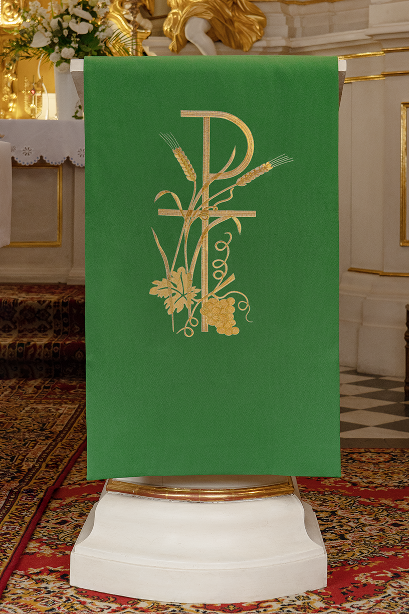 Green lectern cover embroidered with a green Cross motif - HAFTINAUSA.COM