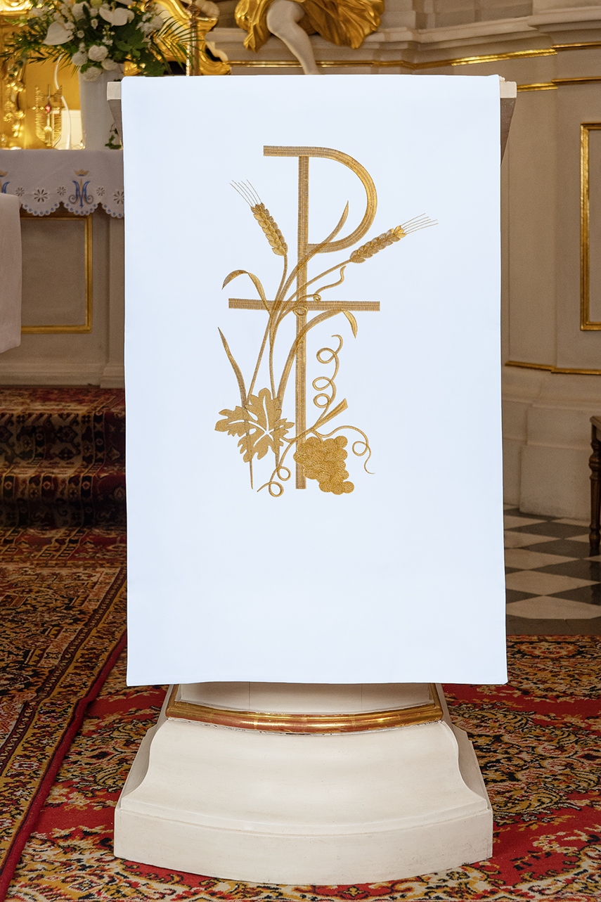 White lectern cover embroidered with a white Cross motif - HAFTINAUSA.COM