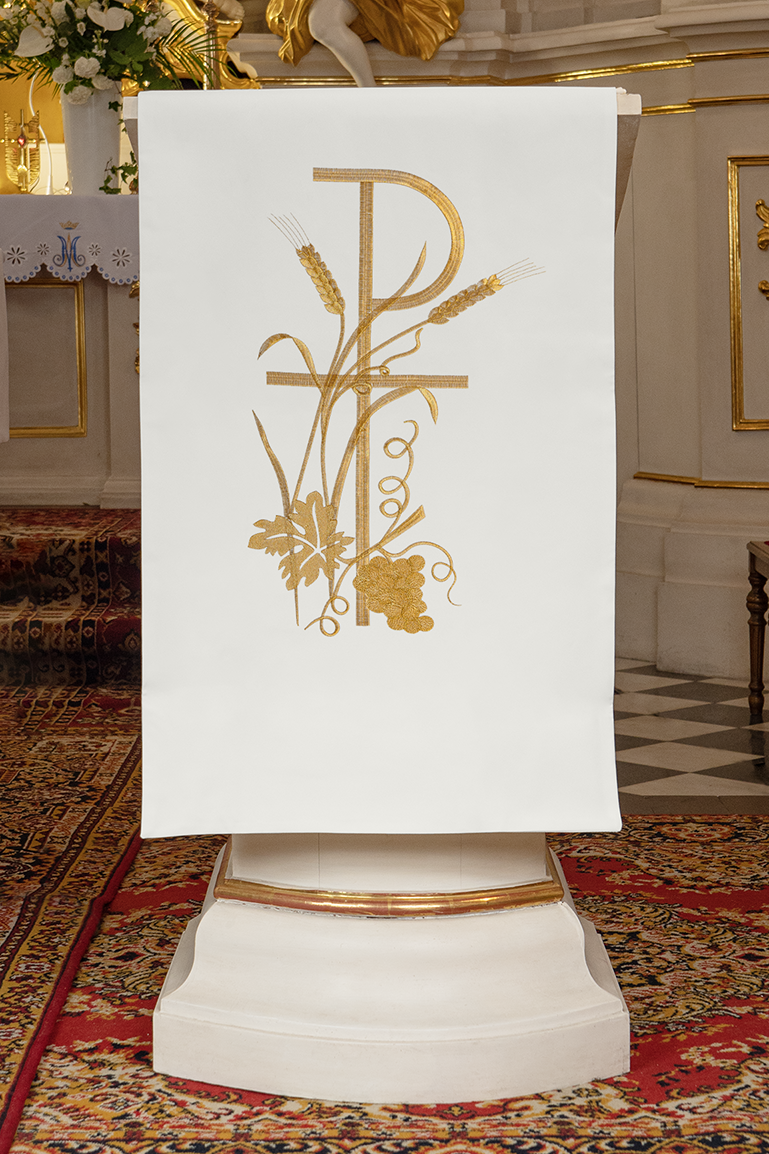 White lectern cover embroidered with an ecru Cross motif - HAFTINAUSA.COM