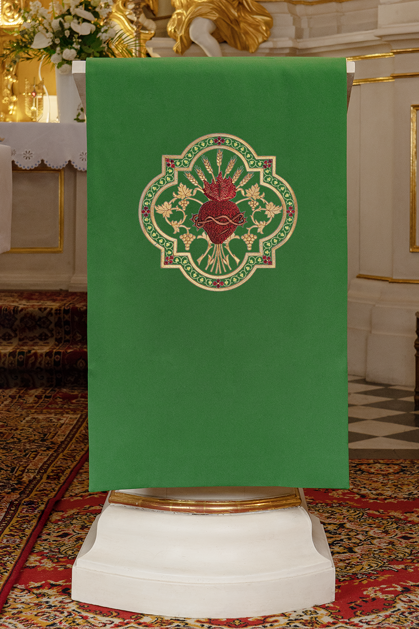 Green lectern cover embroidered with a green Sacred Heart motif - HAFTINAUSA.COM