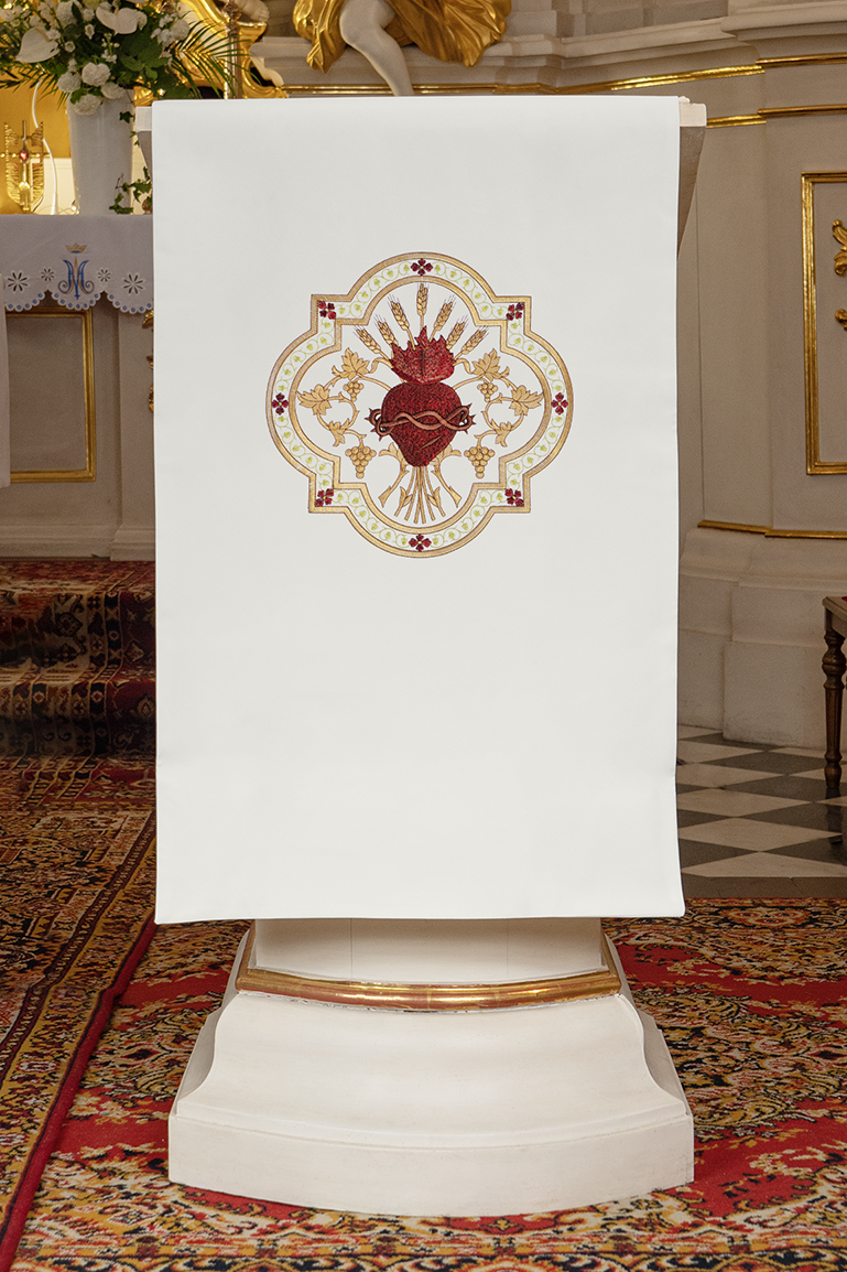 White lectern cover embroidered with a white Sacred Heart motif - HAFTINAUSA.COM