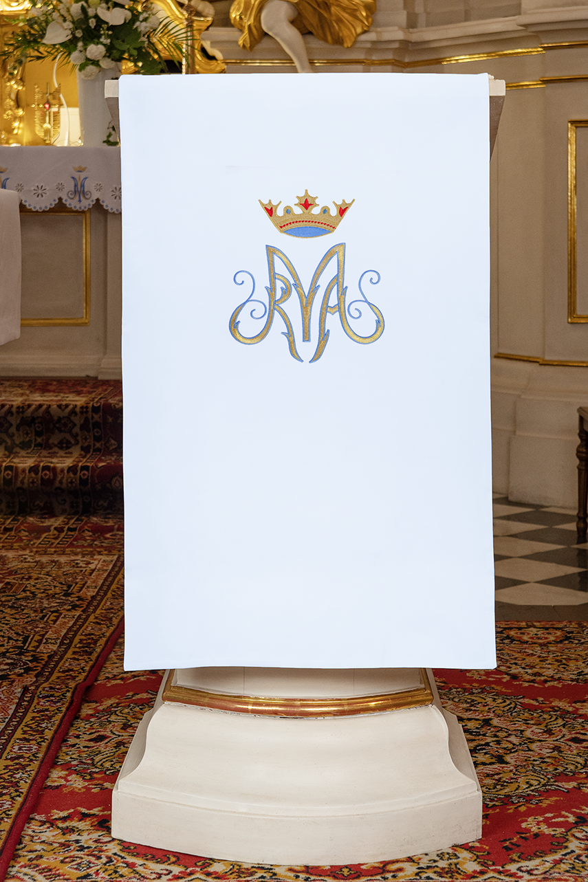 Lectern cover embroidered with a white Marian motif