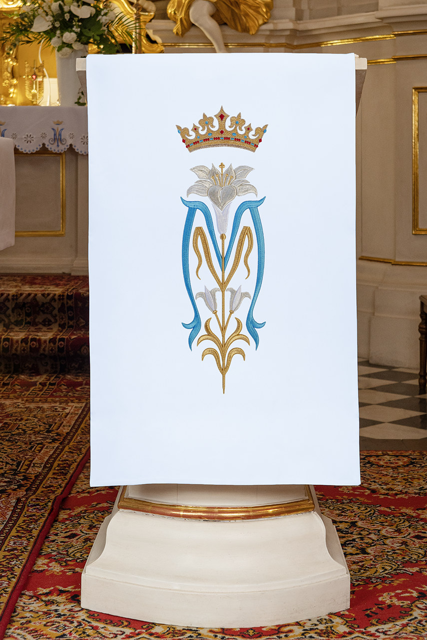 Lectern cover embroidered with a white Marian motif