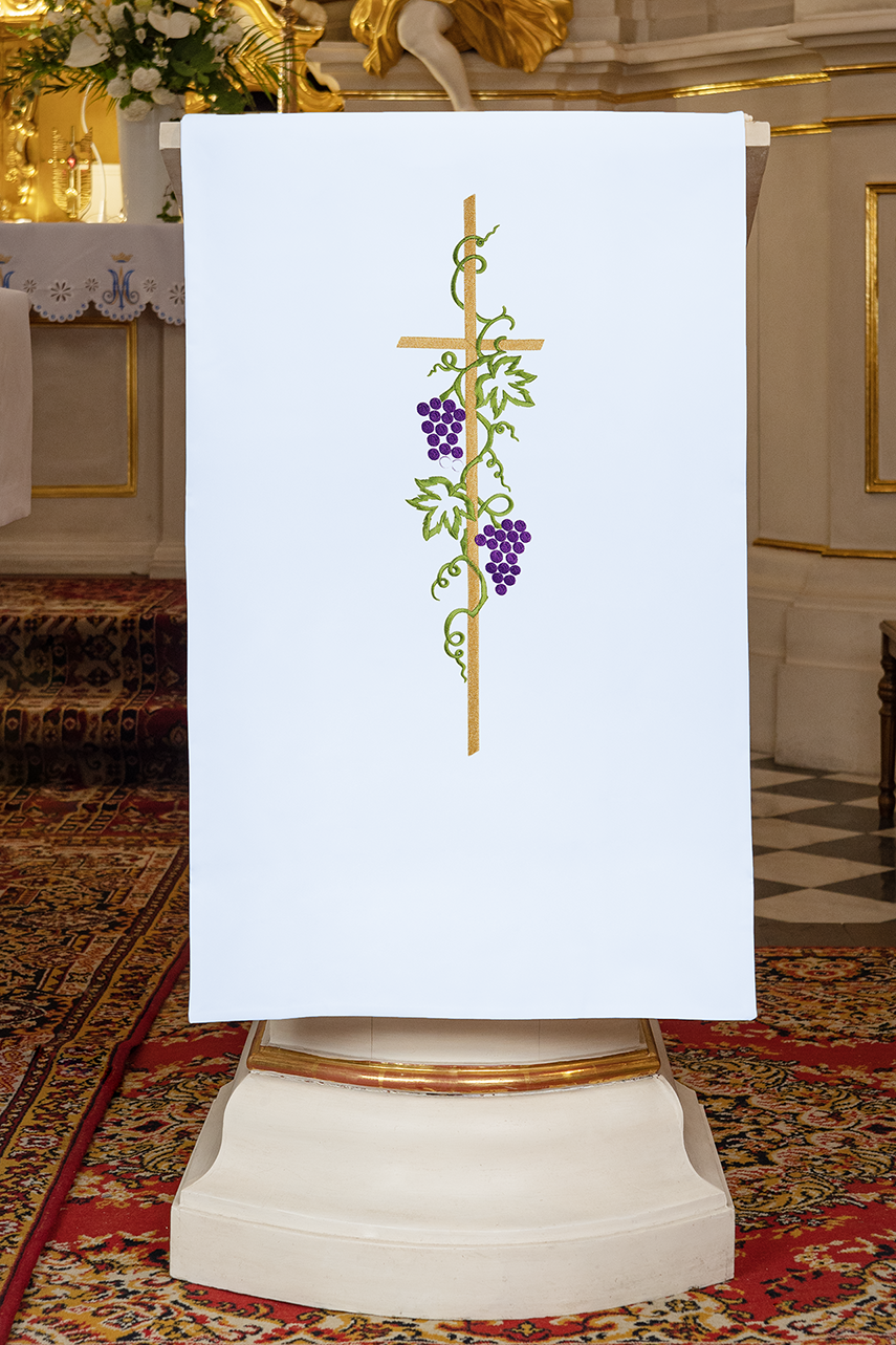 Lectern cover embroidered with a Cross motif in white