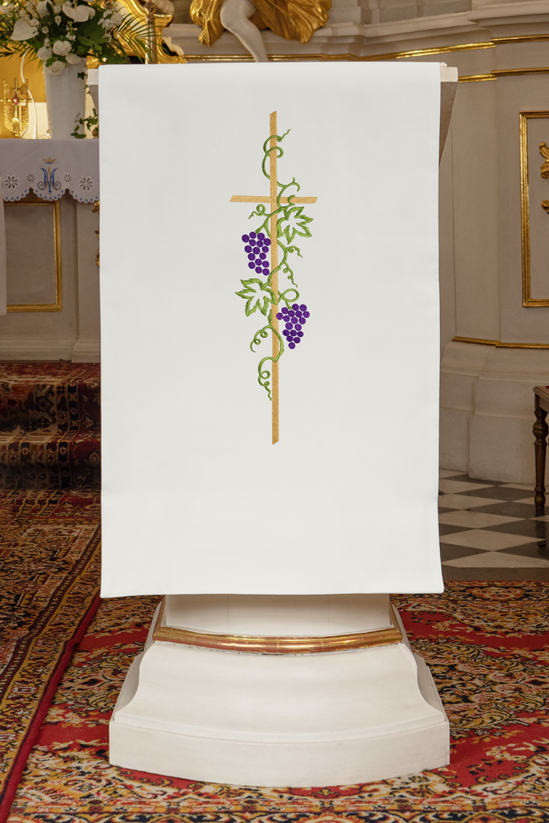 White lectern cover embroidered with a Cross motif in ecru - HAFTINAUSA.COM