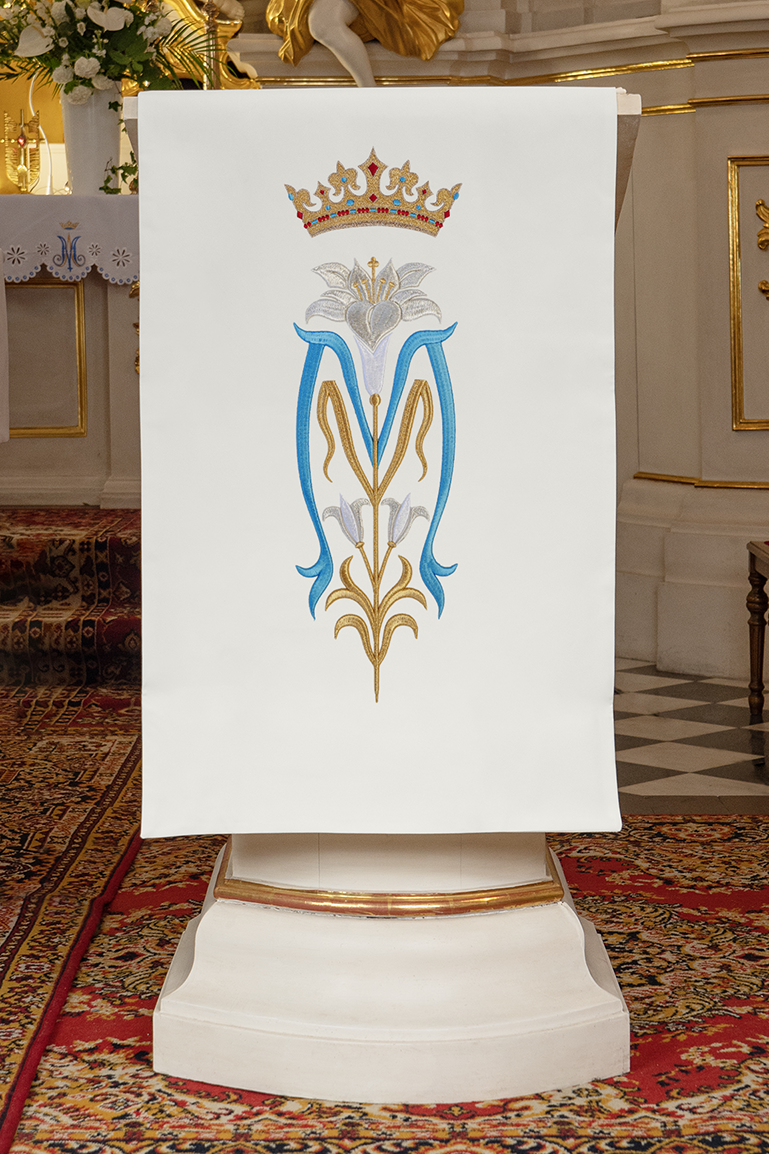 Lectern cover embroidered with an ecru Marian motif