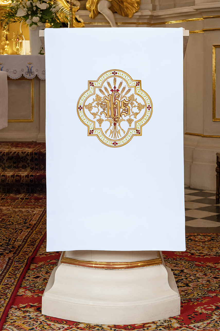 White lectern cover with golden embroidery IHS in white - HAFTINAUSA.COM