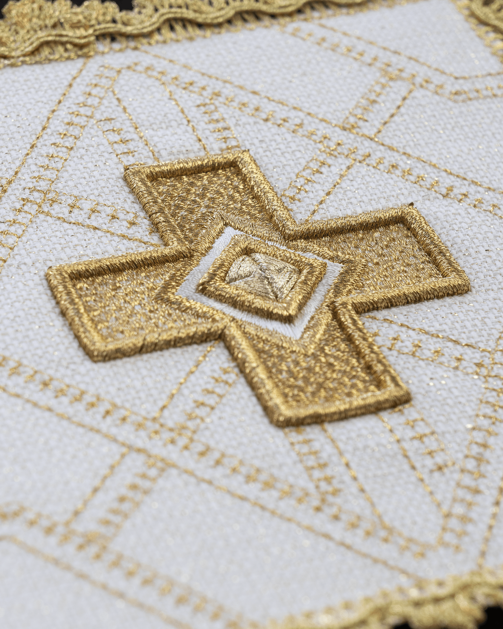 Set of four palls with golden embroidery KPA4/185 18*18 - HAFTINAUSA.COM