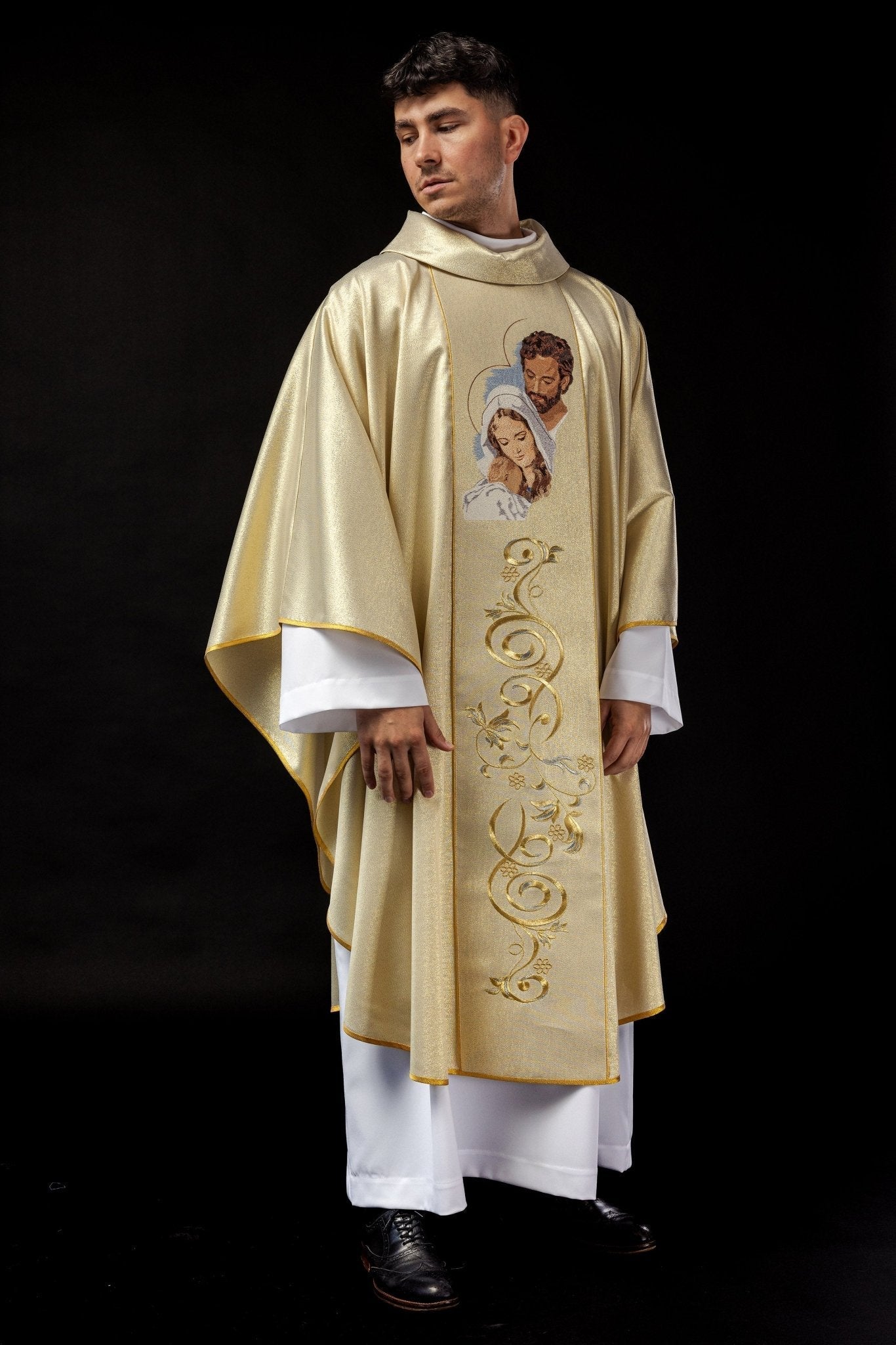 Shiny chasuble with an image of the Holy Family KOR/196/10/37 ZŁOTY - HAFTINAUSA.COM