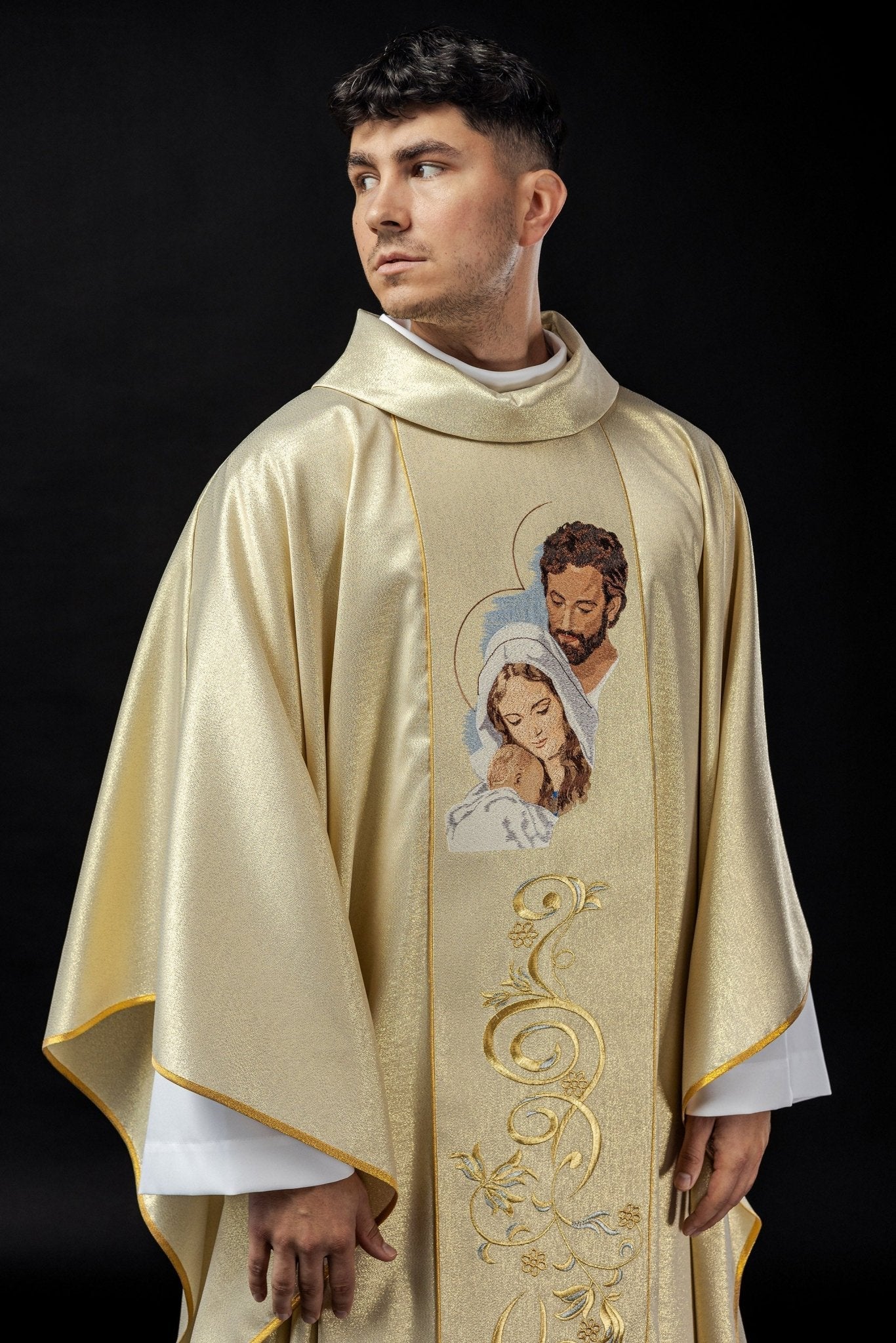 Shiny chasuble with an image of the Holy Family KOR/196/10/37 ZŁOTY - HAFTINAUSA.COM