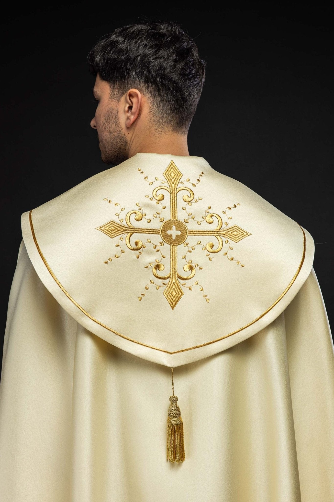 Simple liturgical cope in ecru with gold embroidered crosses KKP/024/05/20 ECRU POMPON 145cm - HAFTINAUSA.COM