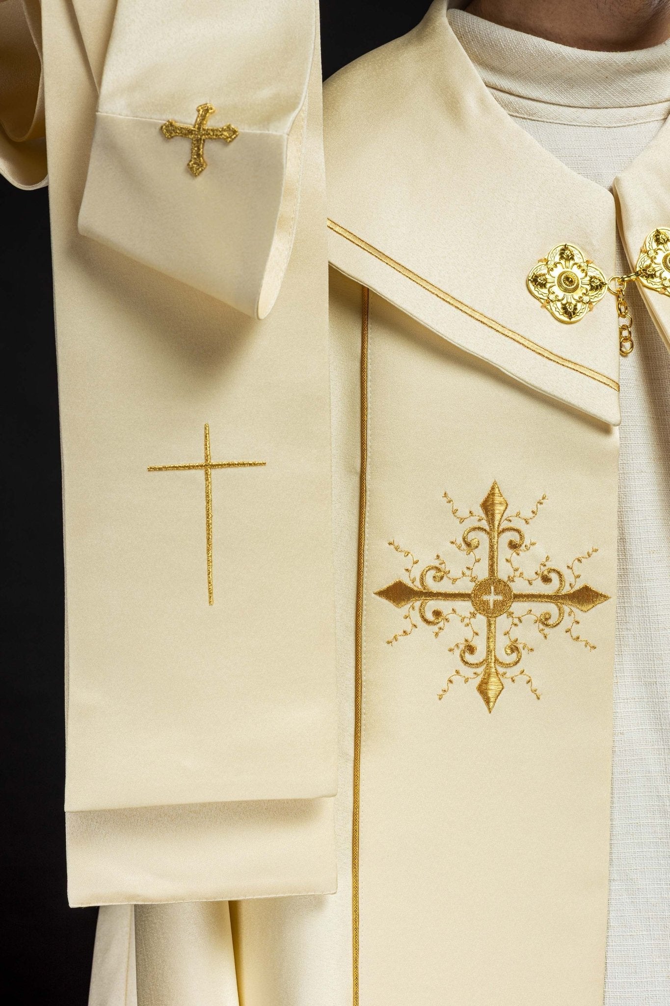 Simple liturgical cope in ecru with gold embroidered crosses KKP/024/05/20 ECRU POMPON 145cm - HAFTINAUSA.COM