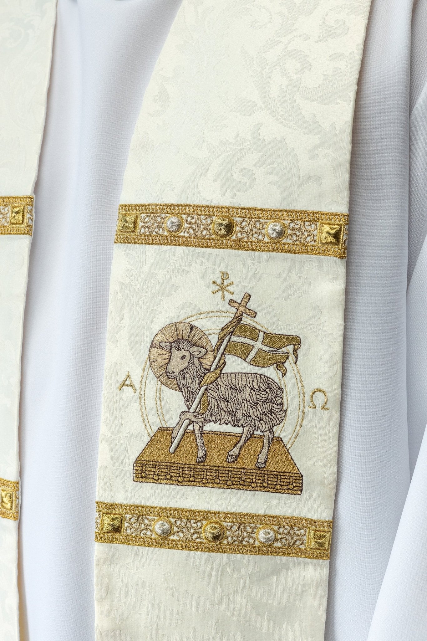 Stole with Easter Lamb, sewn on decorative fabric S - 2072 - 05 - 88 - HAFTINAUSA.COM