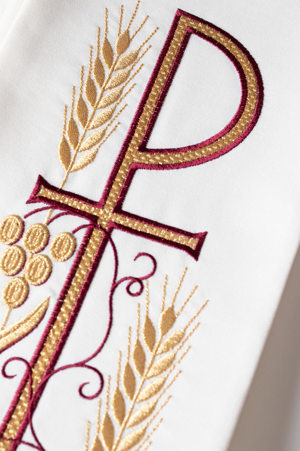 Embroidered priestly stole with cross and grapes in ecru