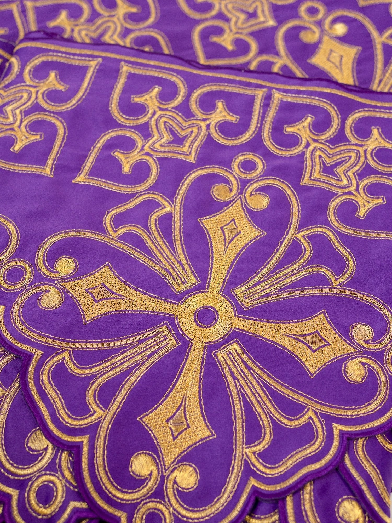 Trimmings with front embroidery Rosette in violet KOM/038/03 22cm 3,5m - HAFTINAUSA.COM