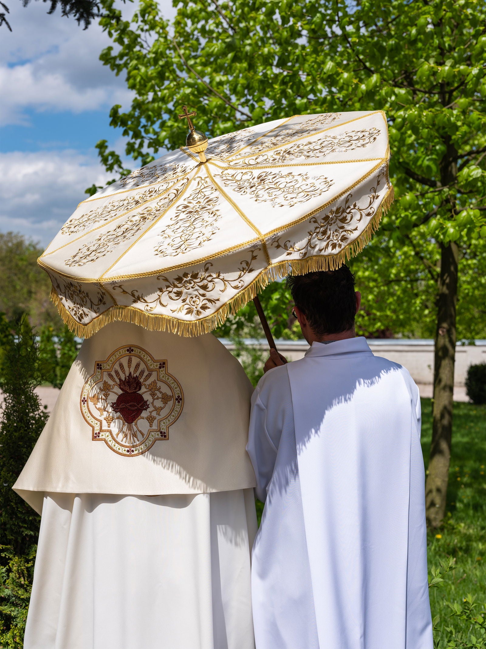 Liturgical veil with the Sacred Heart of Jesus in ecru