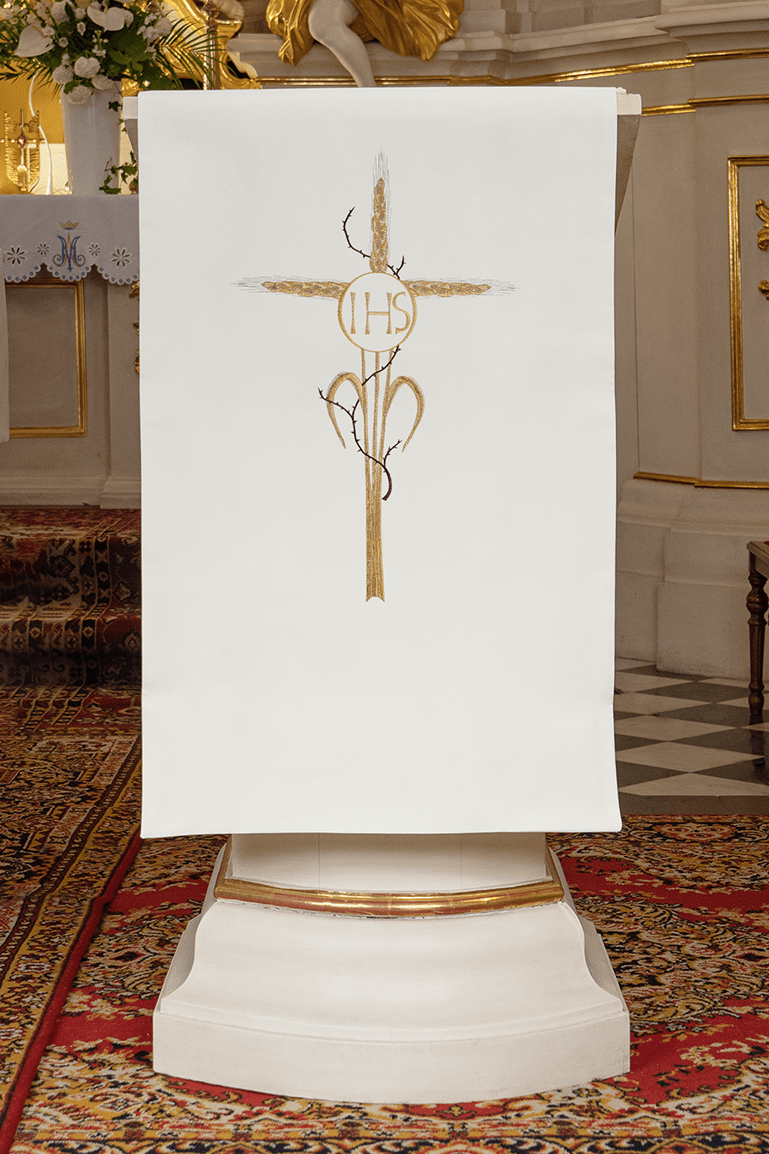 White lectern cover embroidered with a Cross and IHS motif in ecru KMO/026/05/01 ECRU 55*250 - HAFTINAUSA.COM