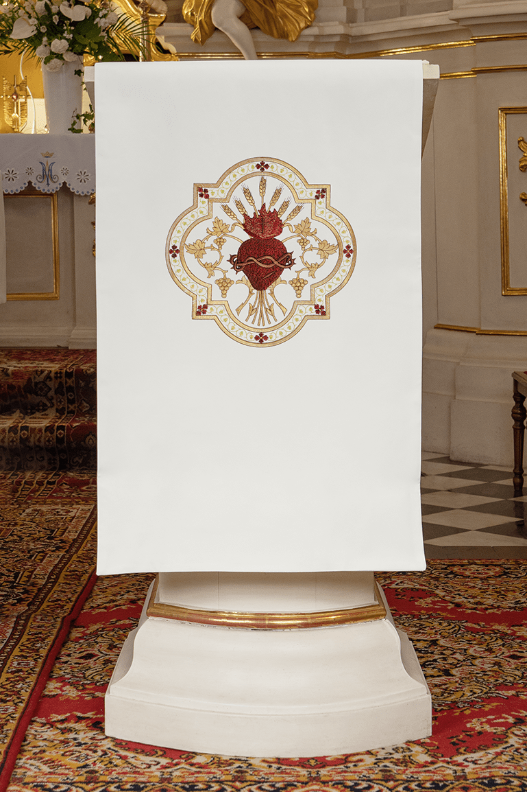 White lectern cover embroidered with a white Sacred Heart motif KMO/005/05/01 ECRU 55*250 - HAFTINAUSA.COM